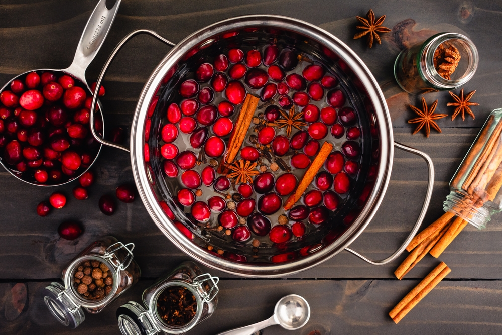 Making,Spiced,Cranberry,Simple,Syrup,In,A,Small,Pan:,Simmering